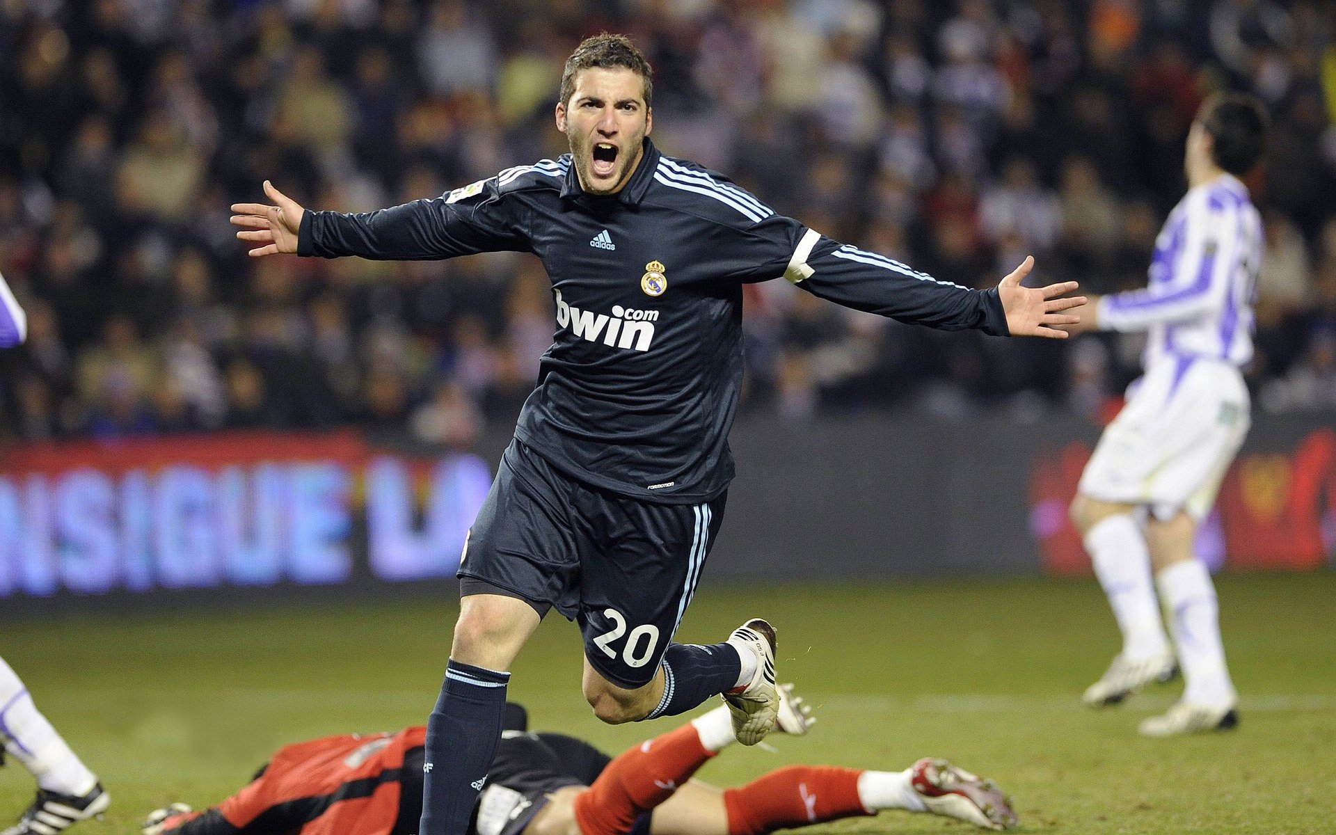 开云网站-电子竞技足球联赛火爆，传统体育与虚拟竞技结合逐渐深化，电子竞技足球队